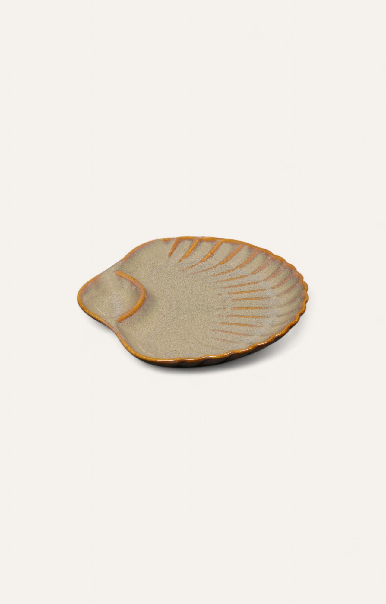 Scallop-shaped ceramic platter with beige and bronze glazed ridges