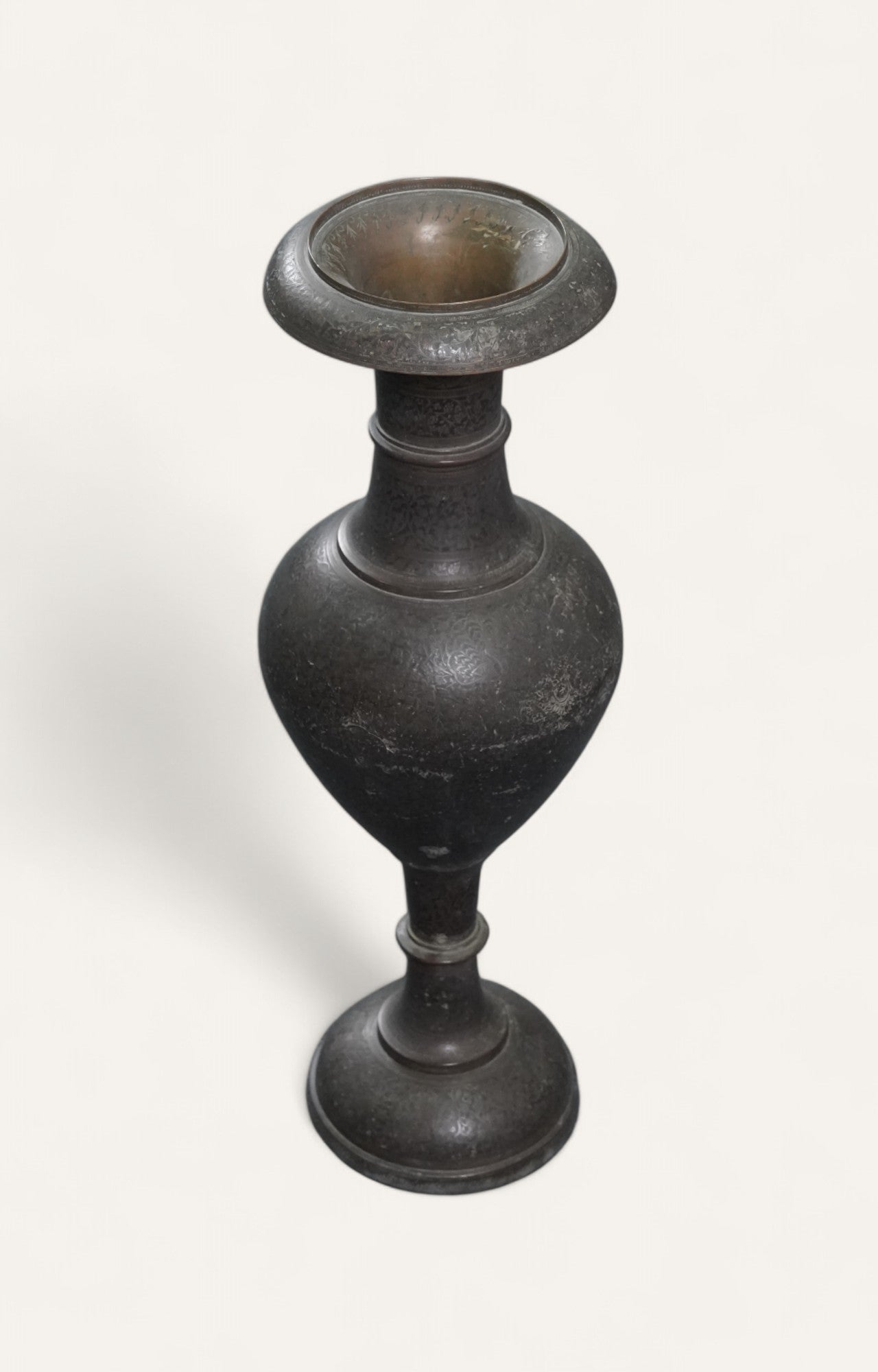 Antique-Style Brass flower vase for Indoors