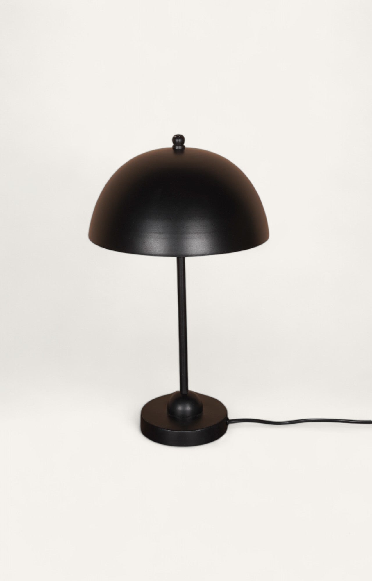 Sleek Black Beauty: Metal Table Lamp