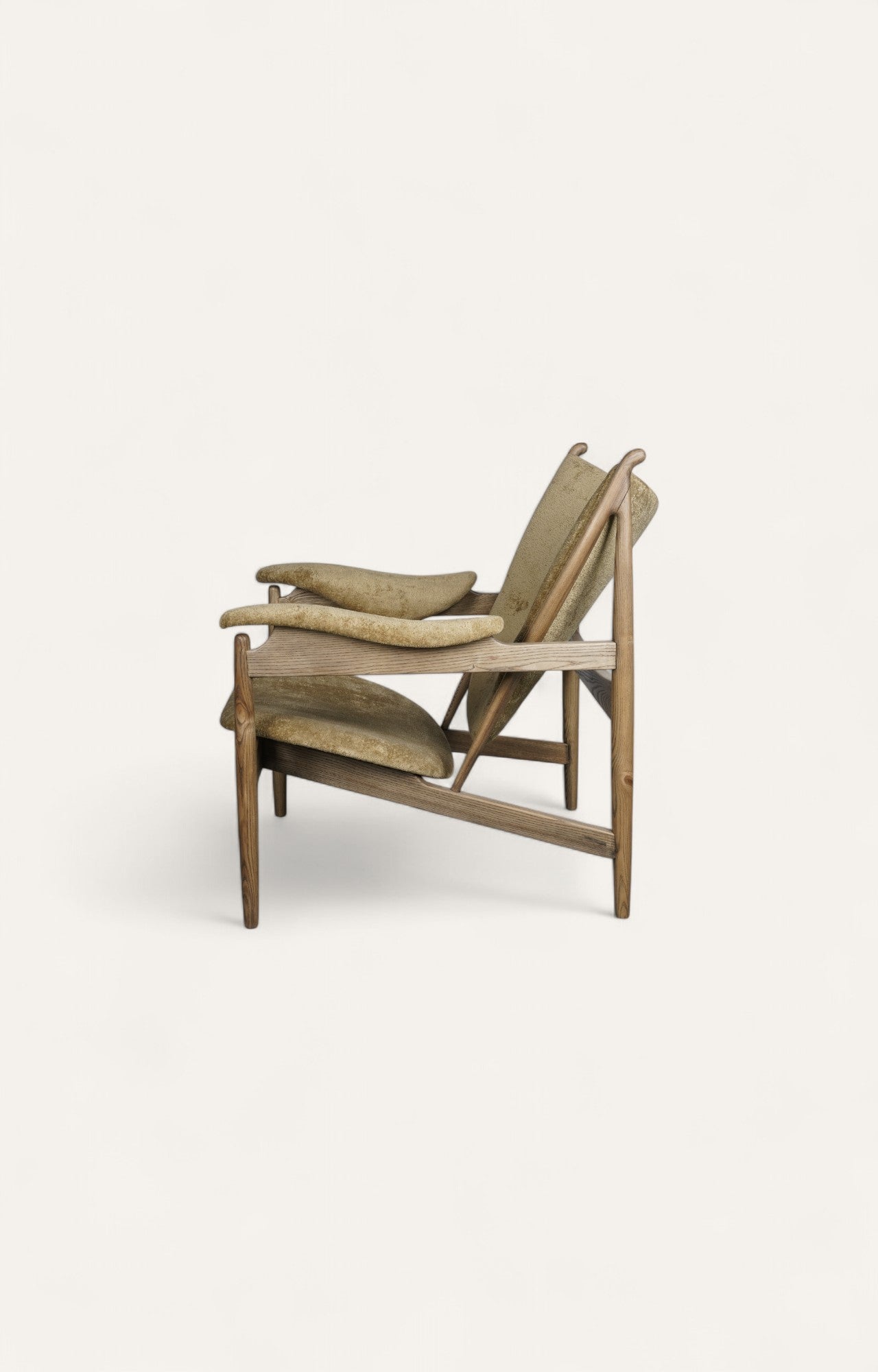 Chieftain Armchair in Velvet and Oak