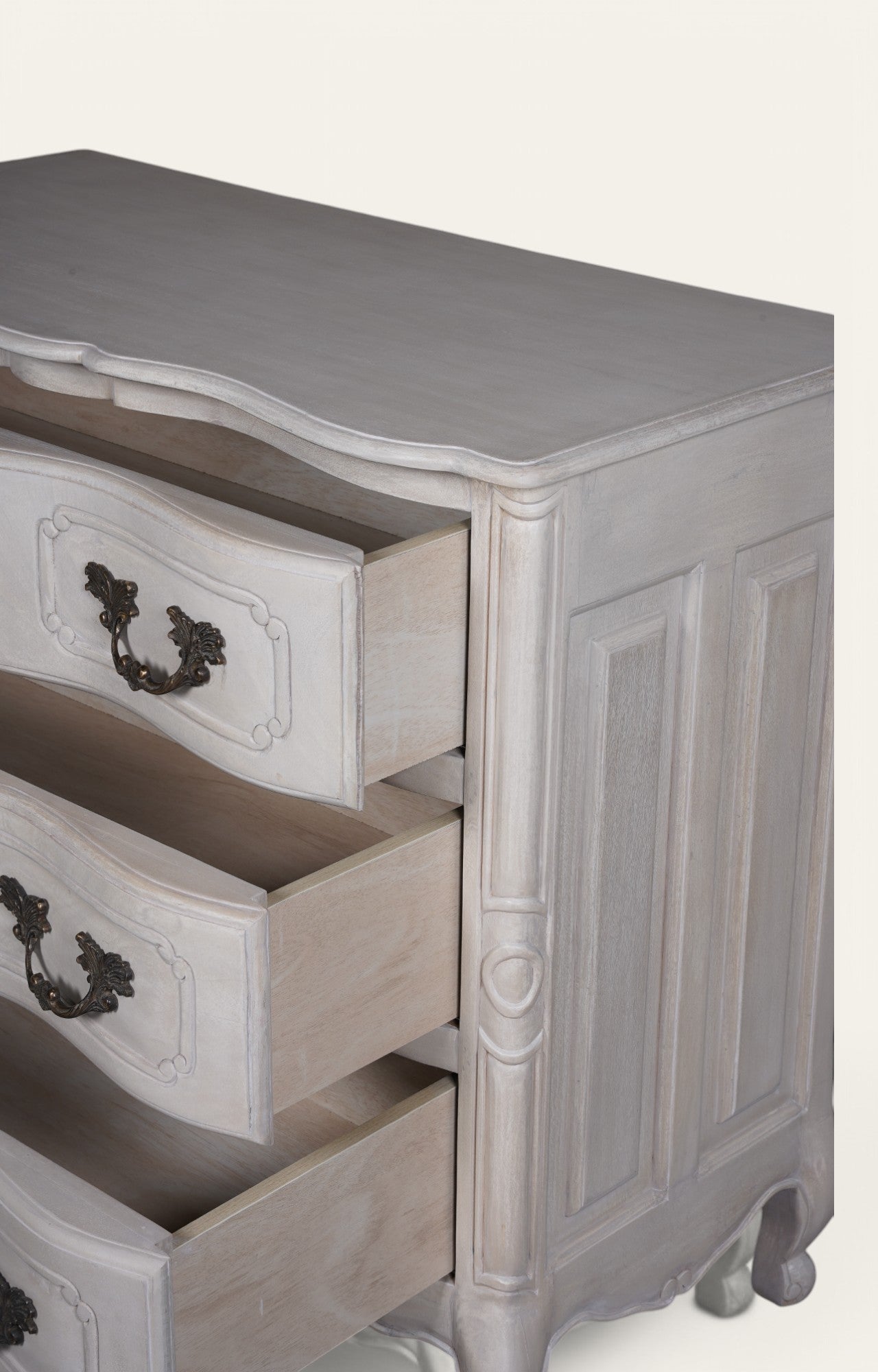 Vintage French Provincial Chest of Drawers