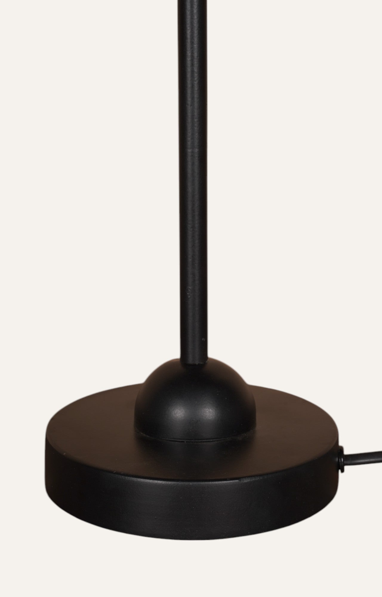 Sleek Black Beauty: Metal Table Lamp