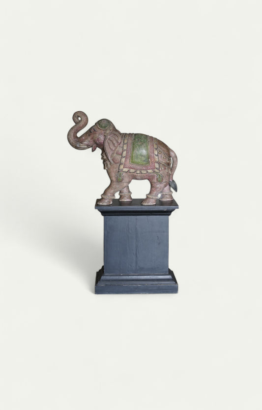 Particularly large and heavy sculpture of a elephant With Base